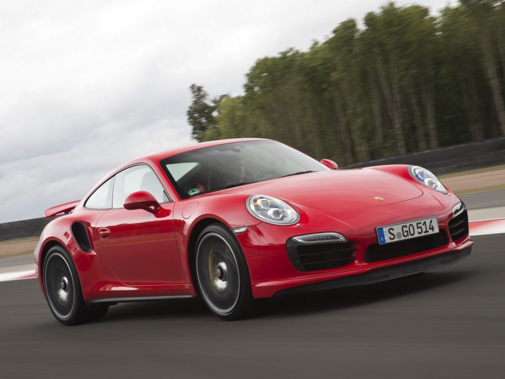 Roter Porsche 911 Unterwegs. Wallpaper in 2048x1536 Resolution
