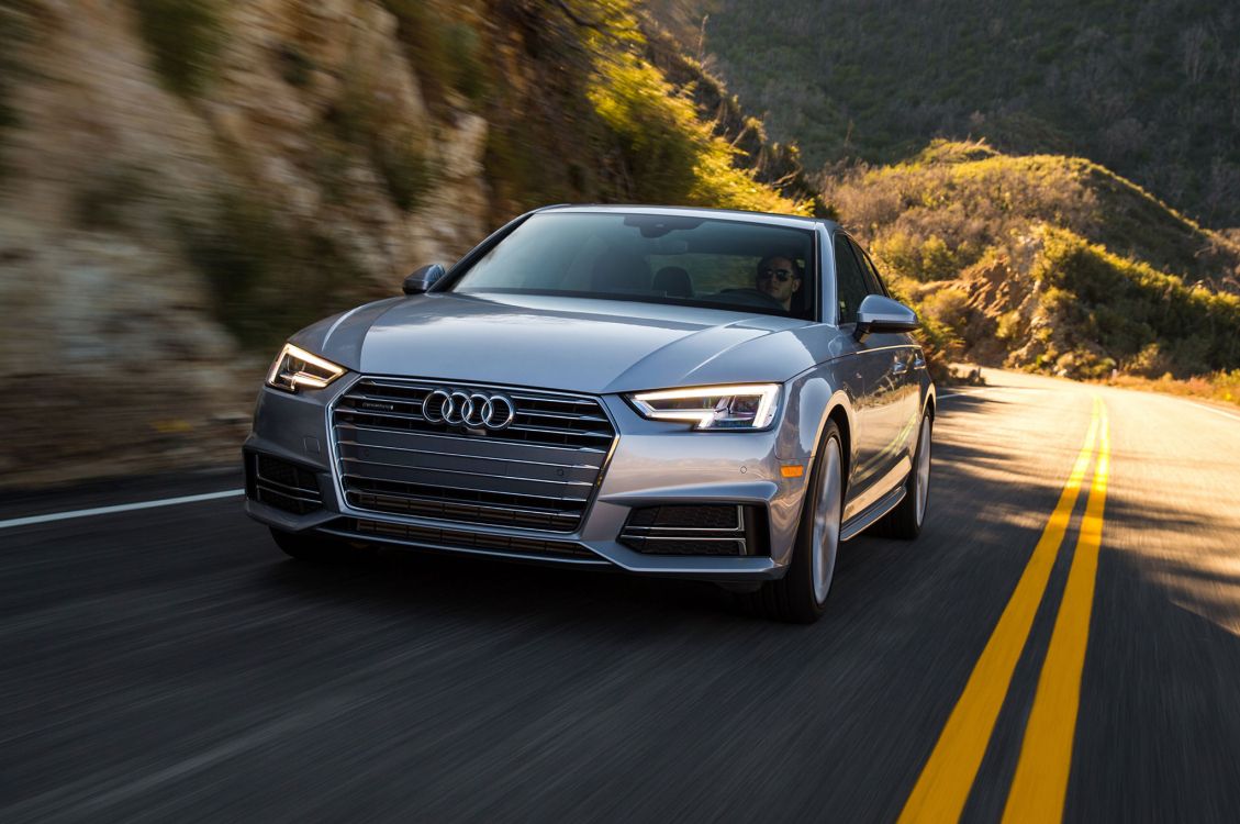 Audi Noir a 4 Sur Route Pendant la Journée. Wallpaper in 2048x1360 Resolution