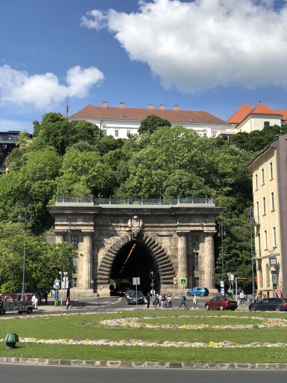 Budapest, Tunnel Unter Dem Burgberg, Wissenschaft, Biologie, Bogen. Wallpaper in 1536x2048 Resolution