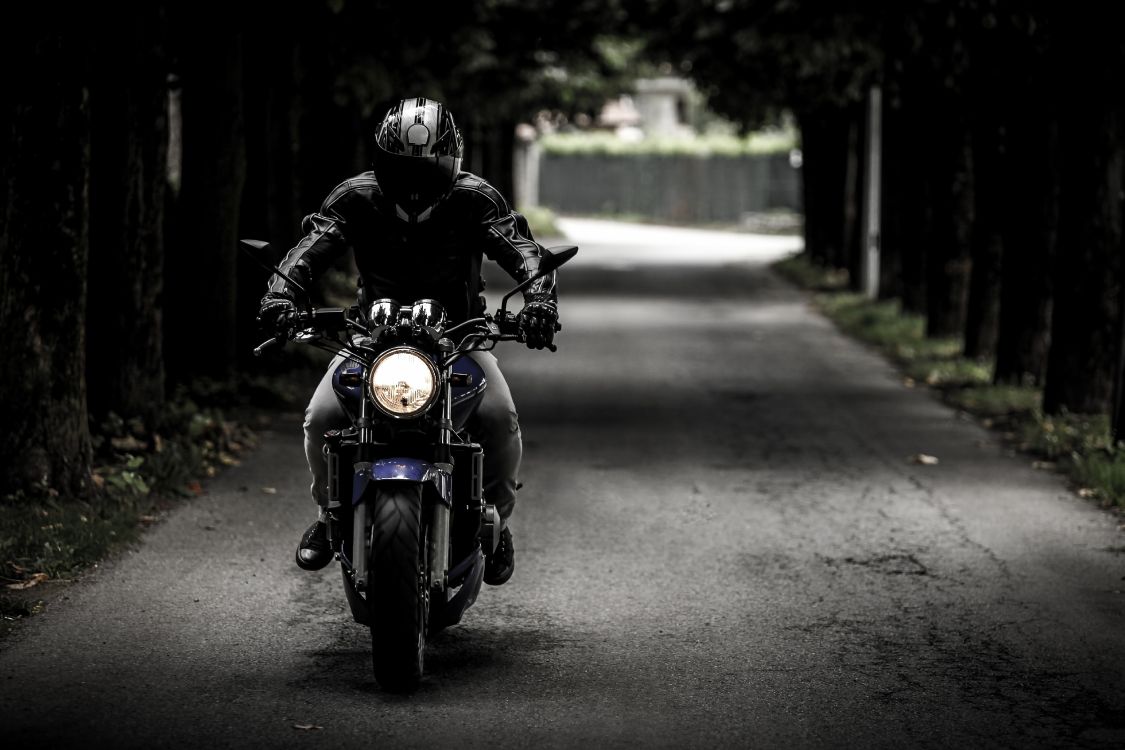 Hombre Con Casco Negro Montando Motocicleta en la Carretera Durante el Día. Wallpaper in 4791x3194 Resolution