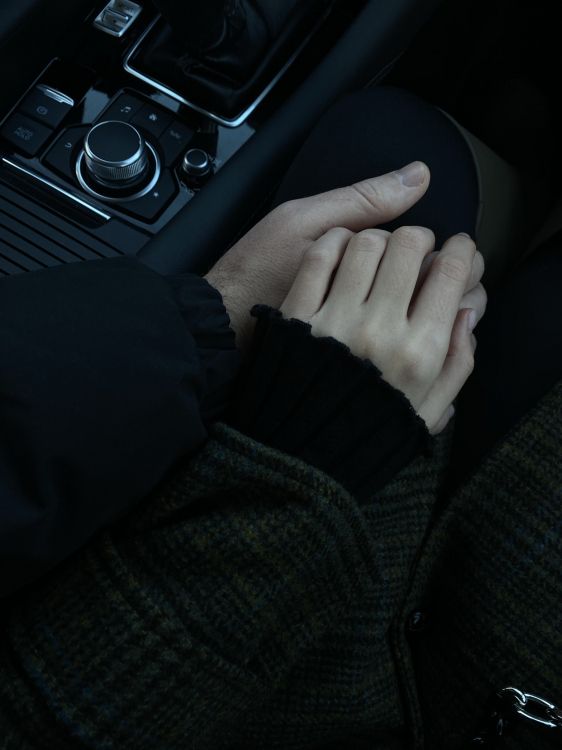 Coche, Cinturón de Seguridad, Dedo, la Consola Central, Uña. Wallpaper in 1536x2048 Resolution