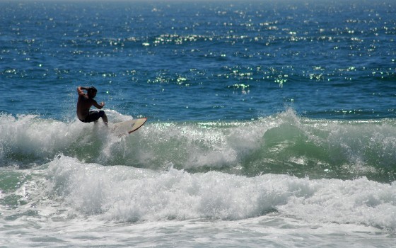 Les Fonds D’écran Homme Surfant Sur Les Vagues de la Mer Pendant la ...