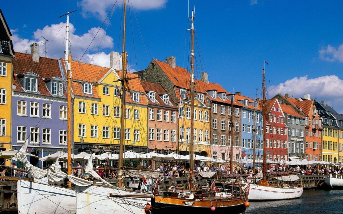 Barco Marrón en el Muelle Cerca Del Edificio de Hormigón Marrón Durante el Día. Wallpaper in 2560x1600 Resolution