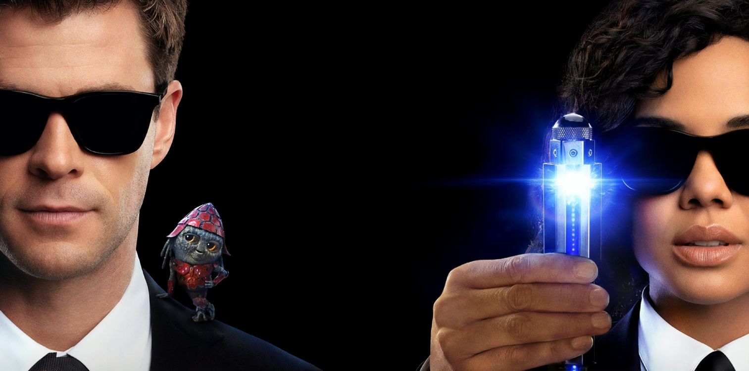 Person, Die Eine Glühbirne Hält. Wallpaper in 5000x2477 Resolution