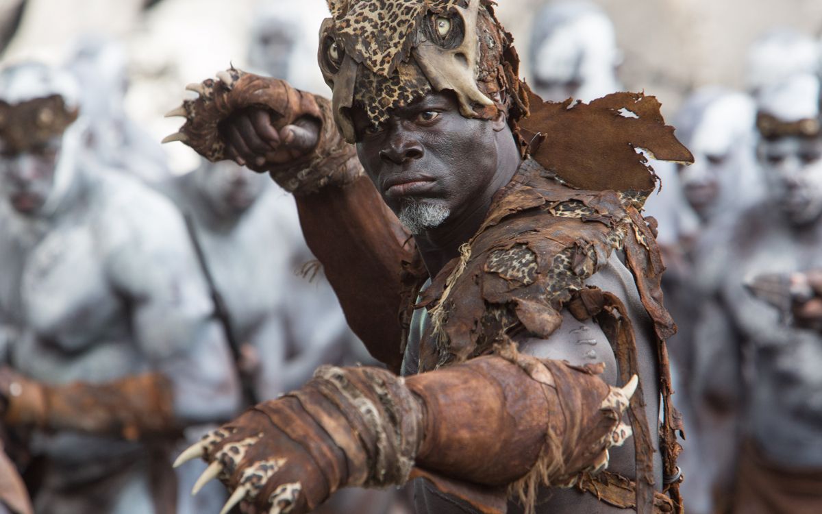 Homme en Chemise Florale Marron et Blanche Portant un Masque D'or. Wallpaper in 2560x1600 Resolution