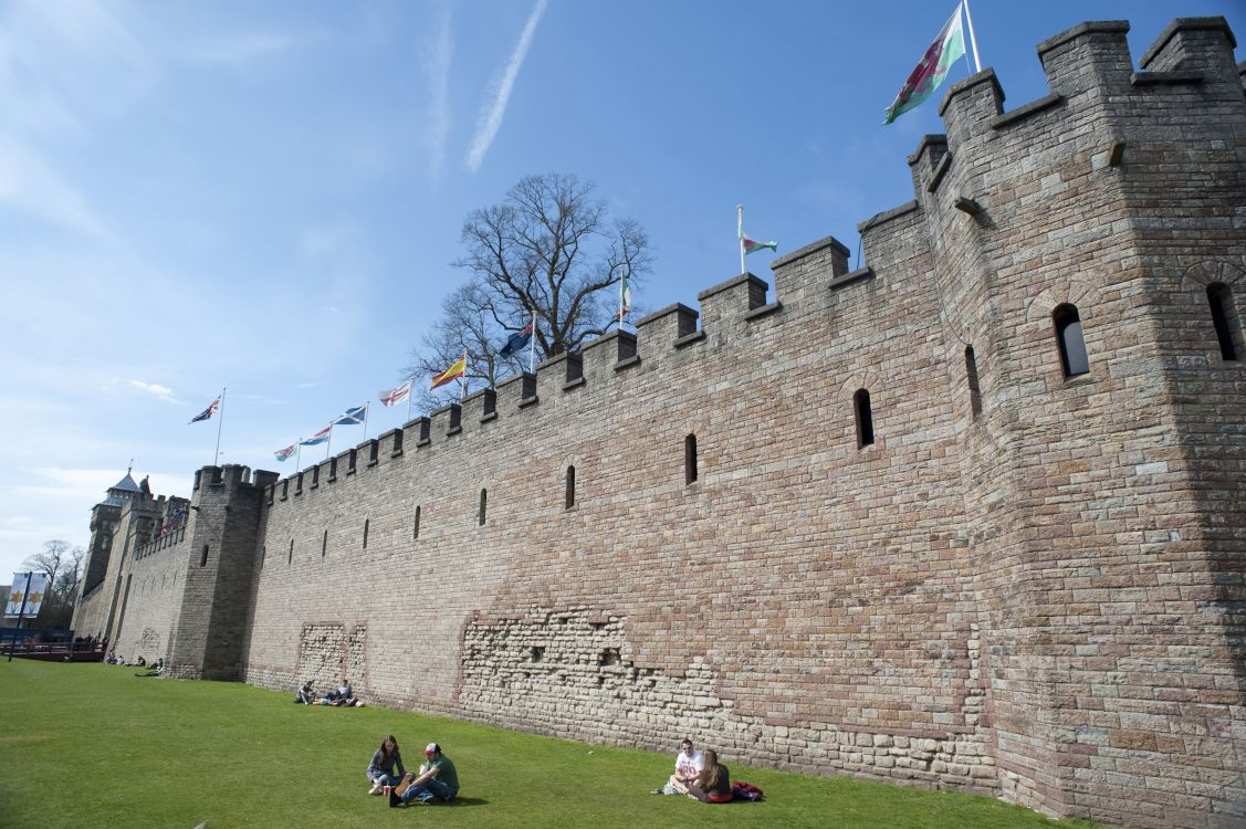 Personnes Marchant Sur un Terrain D'herbe Verte Près D'un Bâtiment en Béton Brun Pendant la Journée. Wallpaper in 3200x2129 Resolution