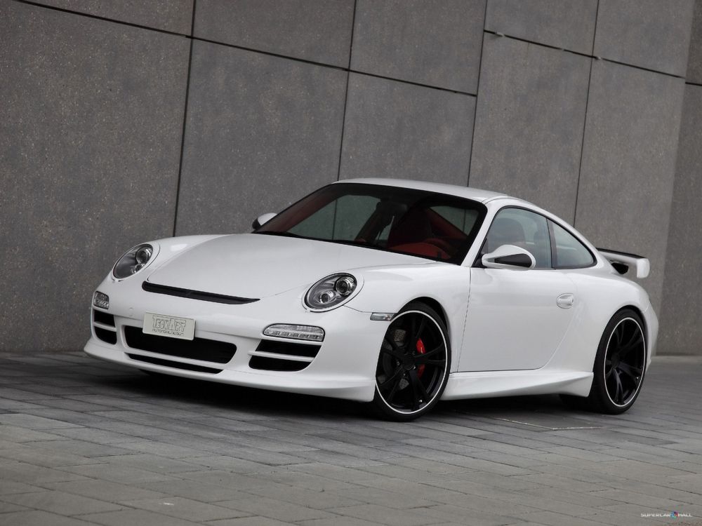 Weißer Porsche 911 Neben Grauer Wand Geparkt. Wallpaper in 1920x1440 Resolution