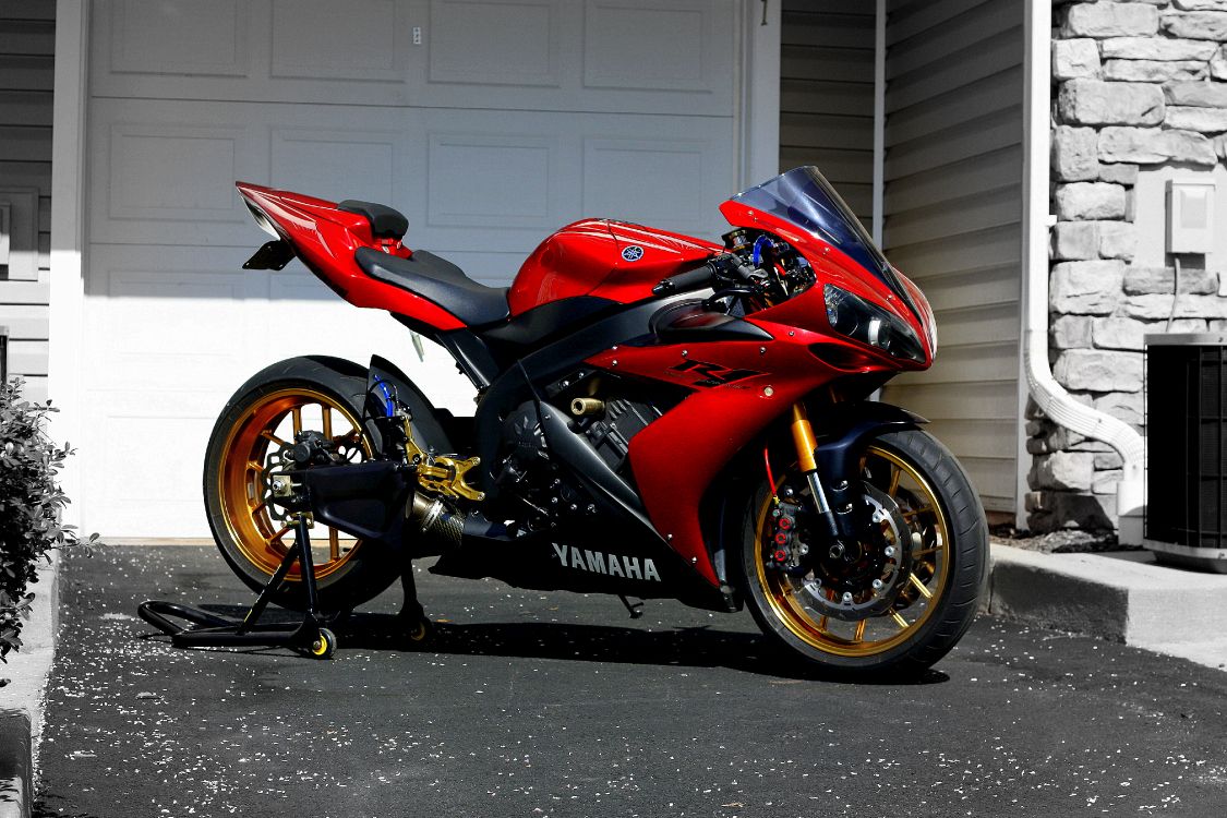 Red and Black Sports Bike. Wallpaper in 4272x2848 Resolution