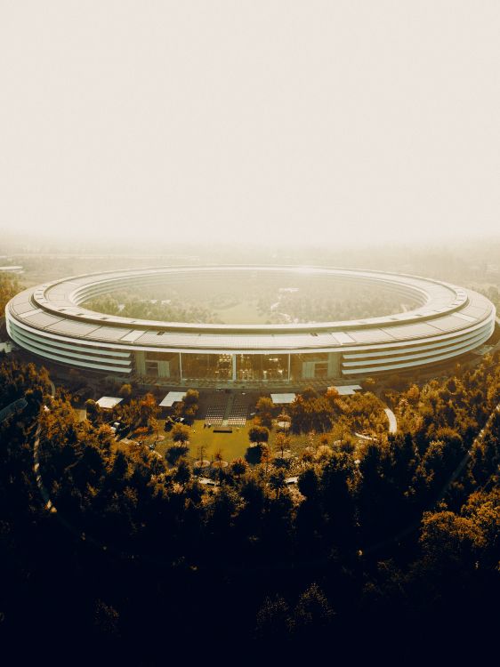 Edificio Blanco y Gris en la Cima de la Colina. Wallpaper in 4764x6352 Resolution