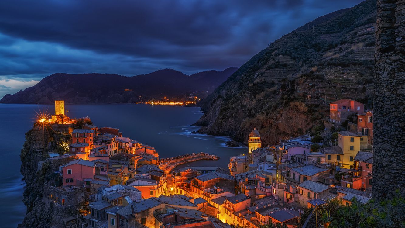 Vue Aérienne de la Ville Près du Plan D'eau Pendant la Journée. Wallpaper in 2560x1440 Resolution