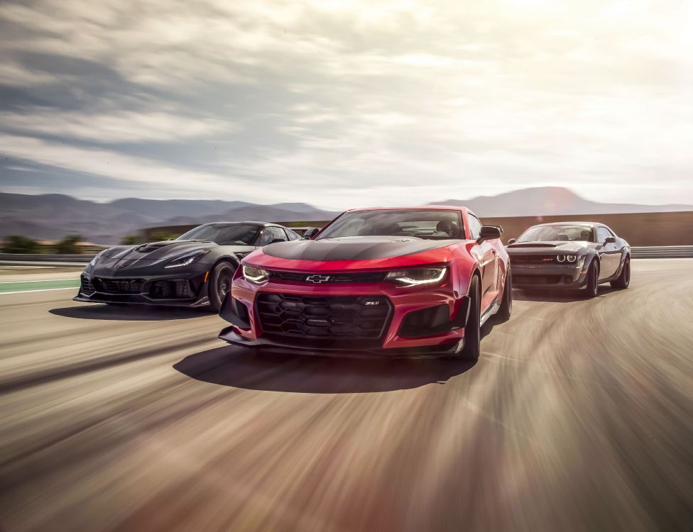 Roter Chevrolet Camaro Unterwegs. Wallpaper in 5568x4275 Resolution