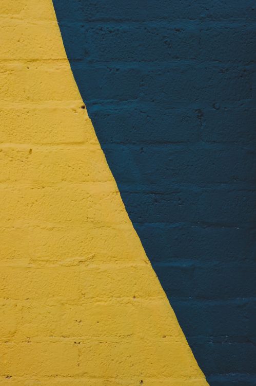 Mur Peint en Jaune Avec de la Peinture Bleue. Wallpaper in 3860x5790 Resolution