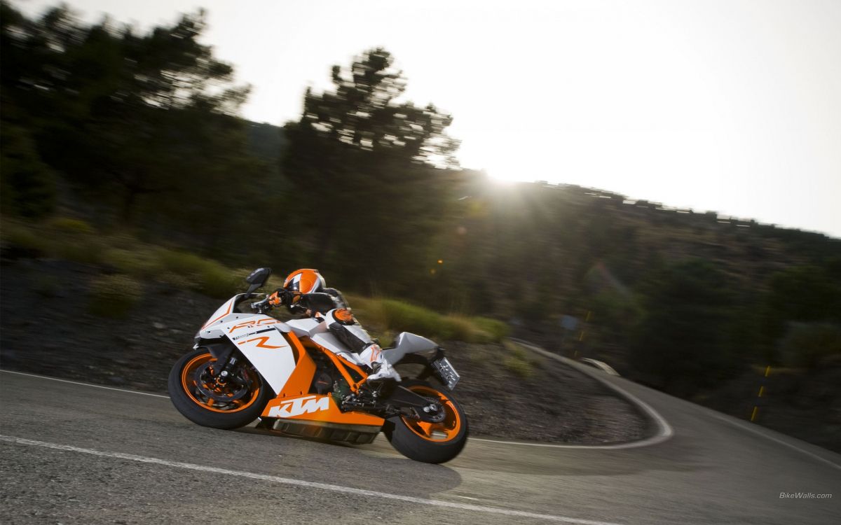 Vélo de Sport Orange et Noir Sur Route Pendant la Journée. Wallpaper in 2560x1600 Resolution