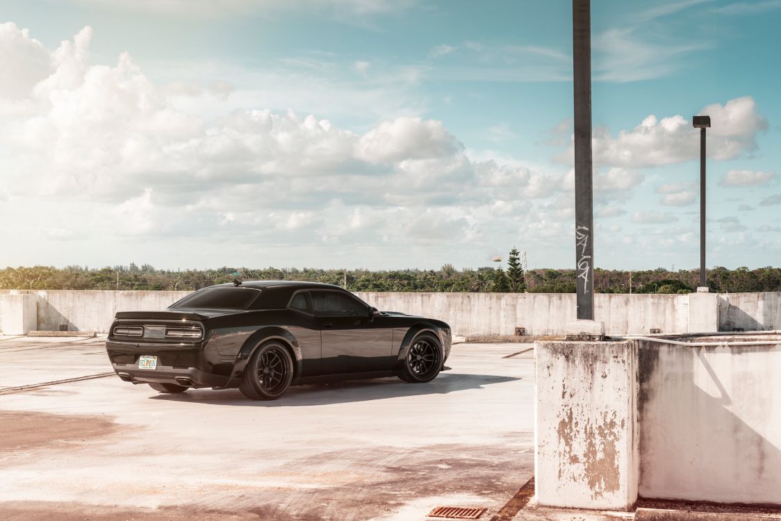 Coupé Noir Garé à Côté D'une Clôture en Bois Gris Pendant la Journée. Wallpaper in 7706x5140 Resolution