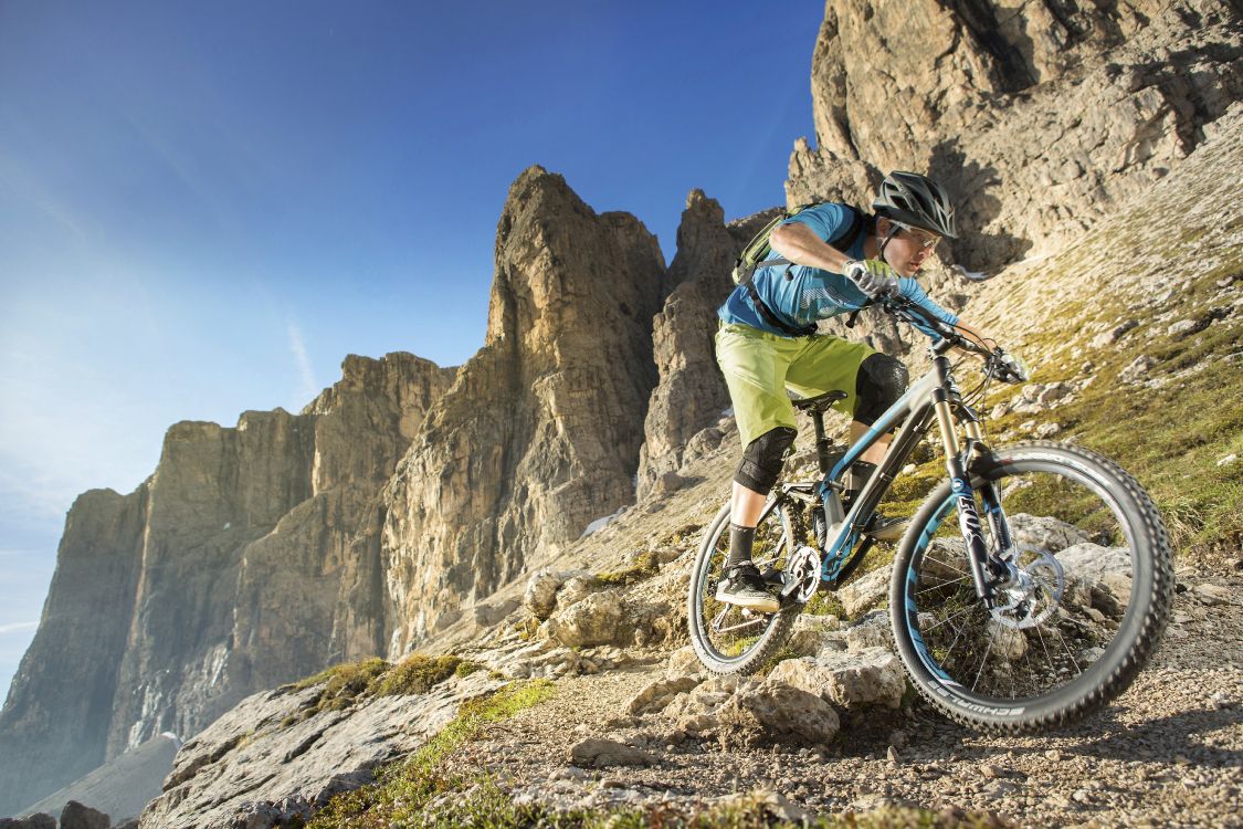 Mann in Blauer Jacke, Der Mit Dem Mountainbike Fährt. Wallpaper in 5231x3487 Resolution