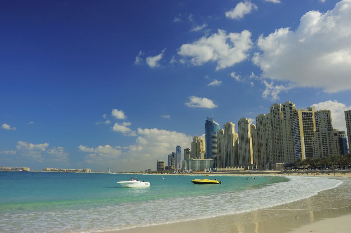 Horizonte de la Ciudad al Otro Lado Del Mar Durante el Día.. Wallpaper in 3008x2000 Resolution