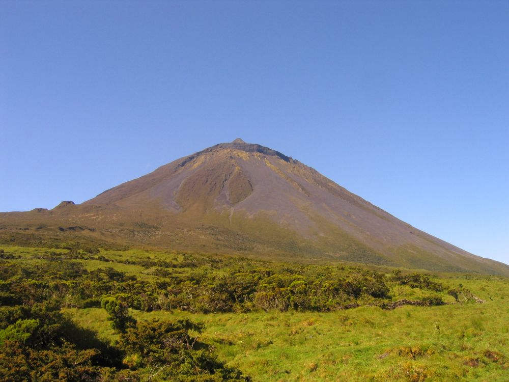 Grüne Wiese in Der Nähe Des Berges Unter Blauem Himmel Tagsüber. Wallpaper in 2592x1944 Resolution