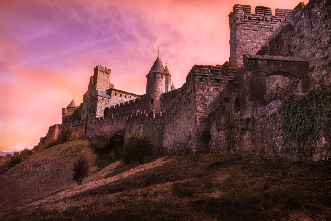 Castillo de Hormigón Gris Bajo el Cielo Nublado. Wallpaper in 4920x3285 Resolution