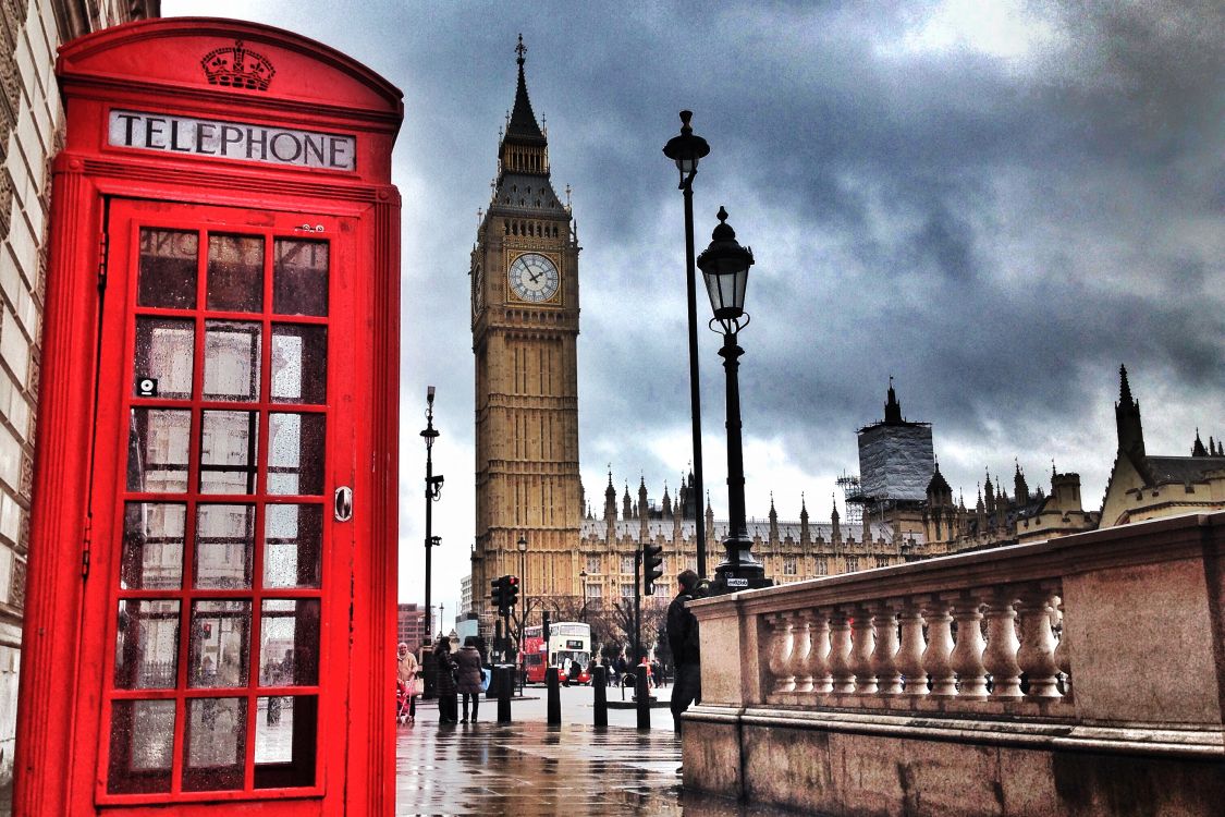 Leute, Die Tagsüber Auf Der Straße in Der Nähe Von Big Ben Spazieren Gehen. Wallpaper in 3024x2016 Resolution