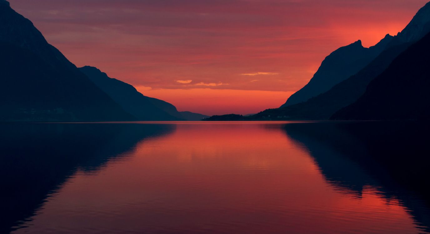 Silhouette de Montagne Près D'un Plan D'eau Pendant le Coucher du Soleil. Wallpaper in 4000x2180 Resolution