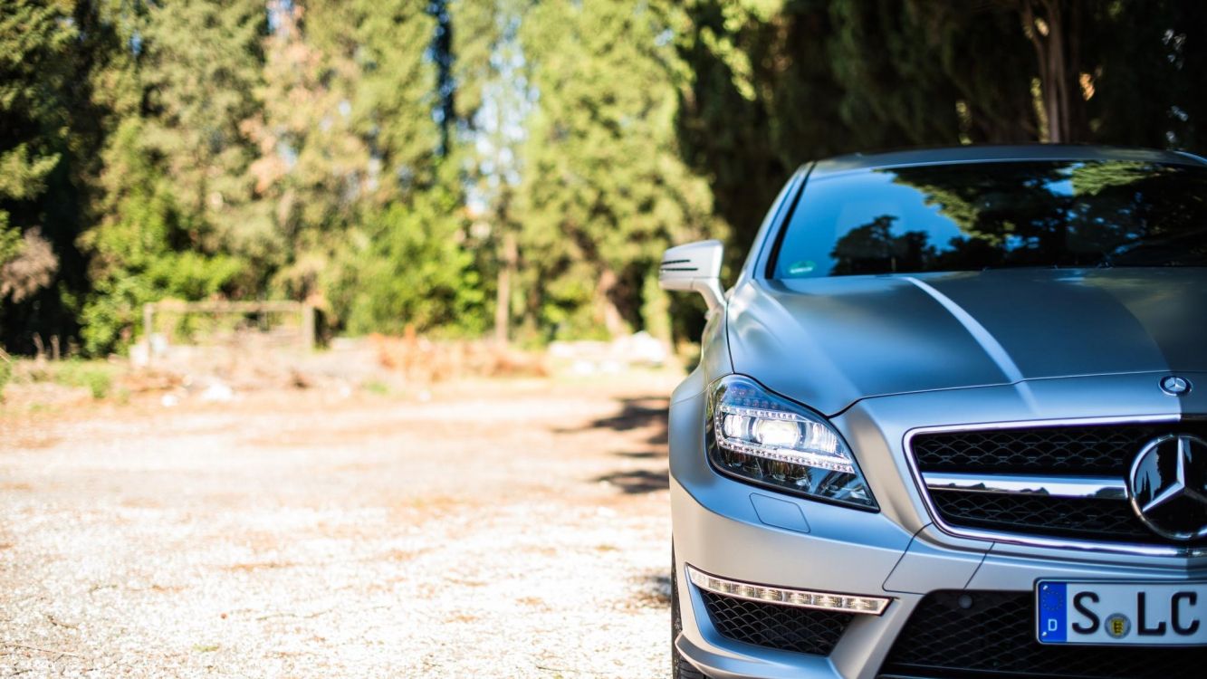 Voiture Mercedes Benz Noire Sur Chemin de Terre Pendant la Journée. Wallpaper in 2048x1152 Resolution