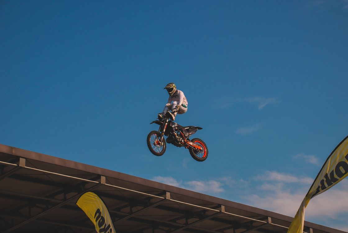 Man Riding Motocross Dirt Bike Sous Ciel Bleu Pendant la Journée. Wallpaper in 3443x2305 Resolution