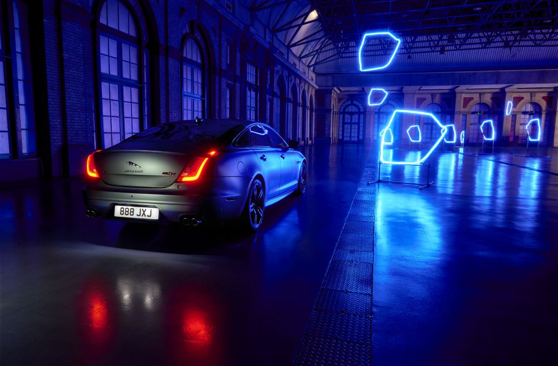 Silber Bmw m 3 Coupe in Einem Zimmer Geparkt. Wallpaper in 7565x4963 Resolution