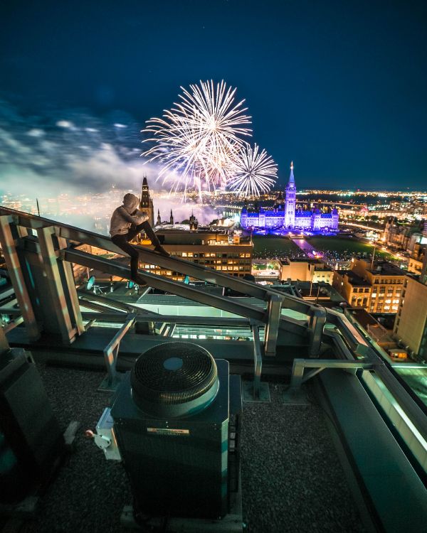 Homme en Veste Noire Debout au Sommet du Bâtiment Pendant la Nuit. Wallpaper in 2800x3500 Resolution
