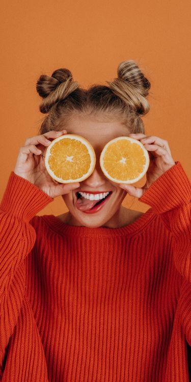 Pose Mit Orange, Portrait, Orangensaft, Saft, Orange. Wallpaper in 1500x3000 Resolution