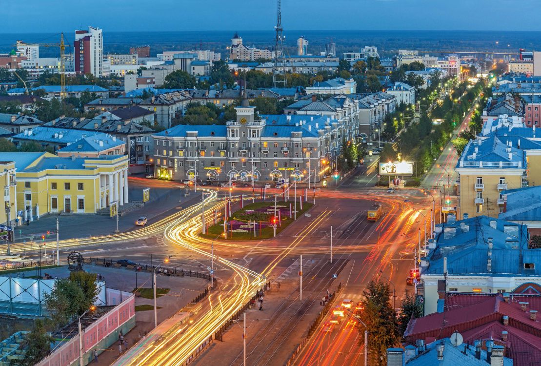 Stadt Mit Hochhäusern Während Der Nacht. Wallpaper in 3378x2284 Resolution