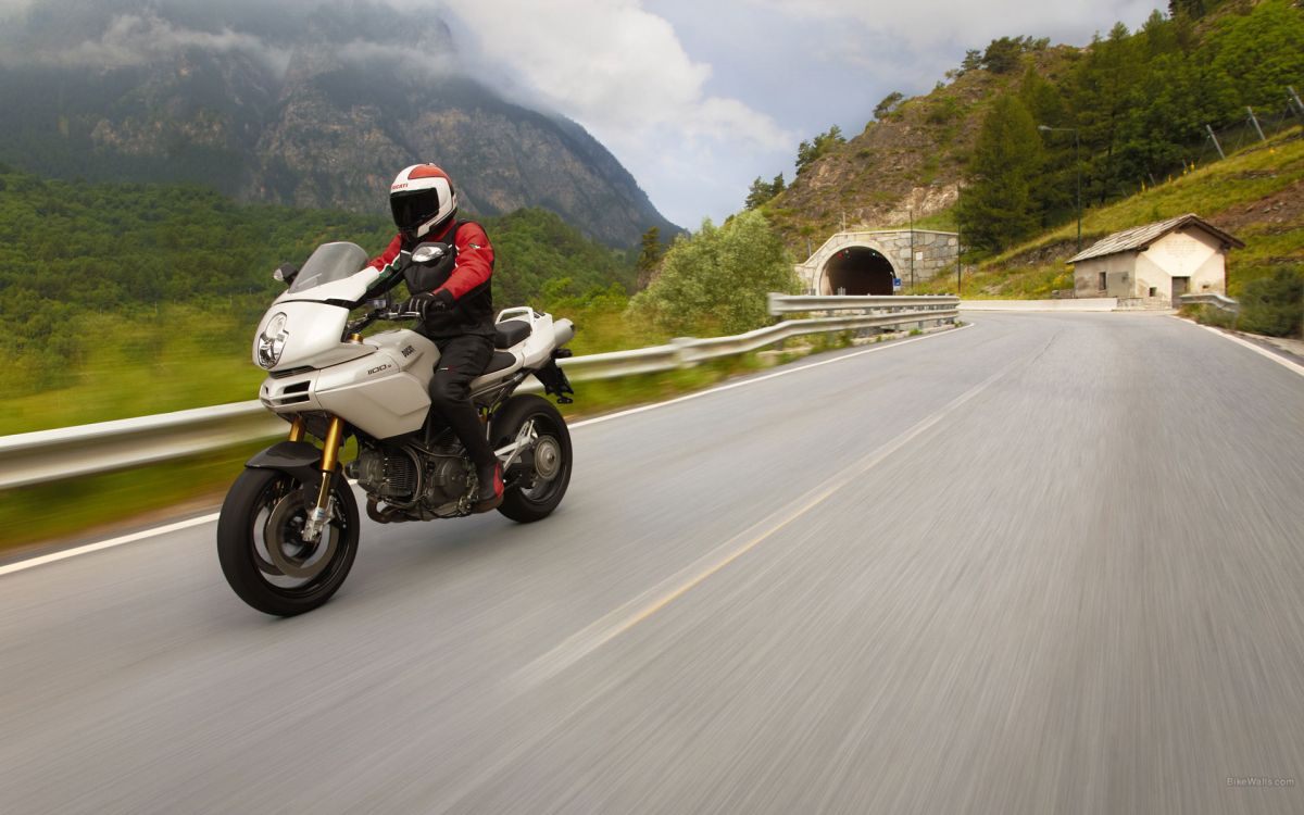 Homme Monté Sur Moto Sur Route Pendant la Journée. Wallpaper in 1920x1200 Resolution