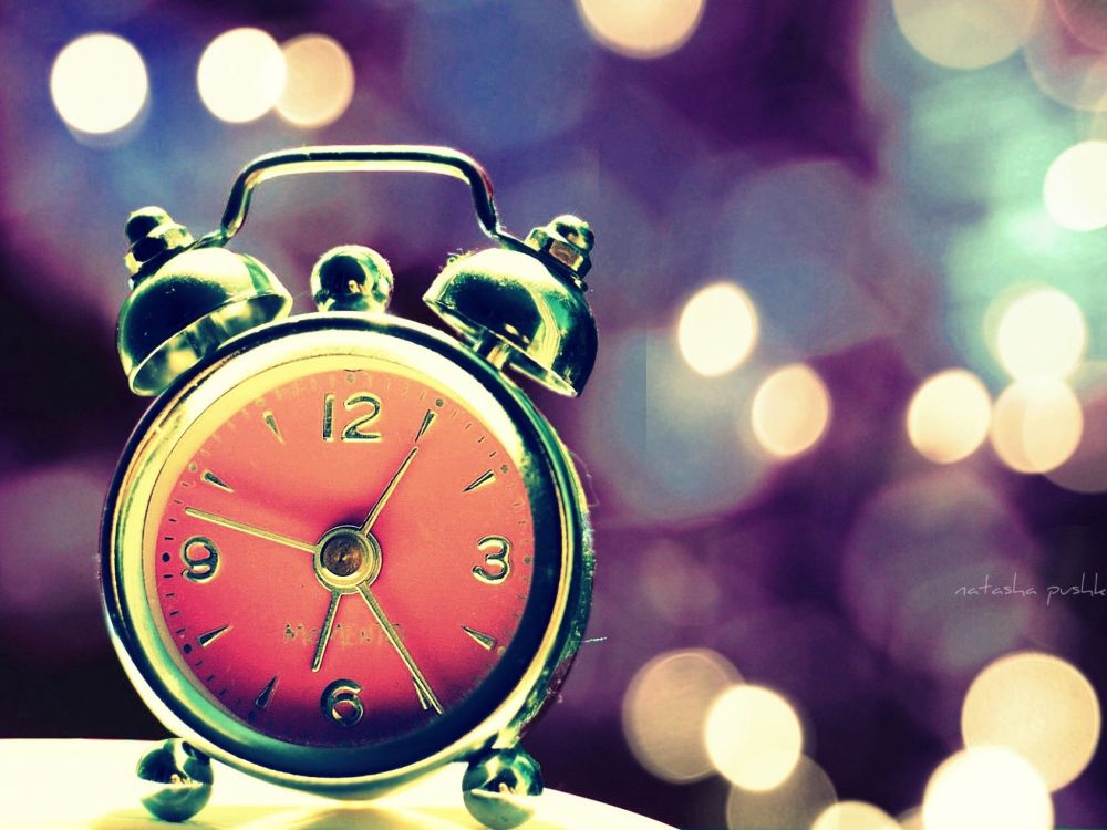 Reloj Despertador Rojo y Dorado. Wallpaper in 2048x1536 Resolution