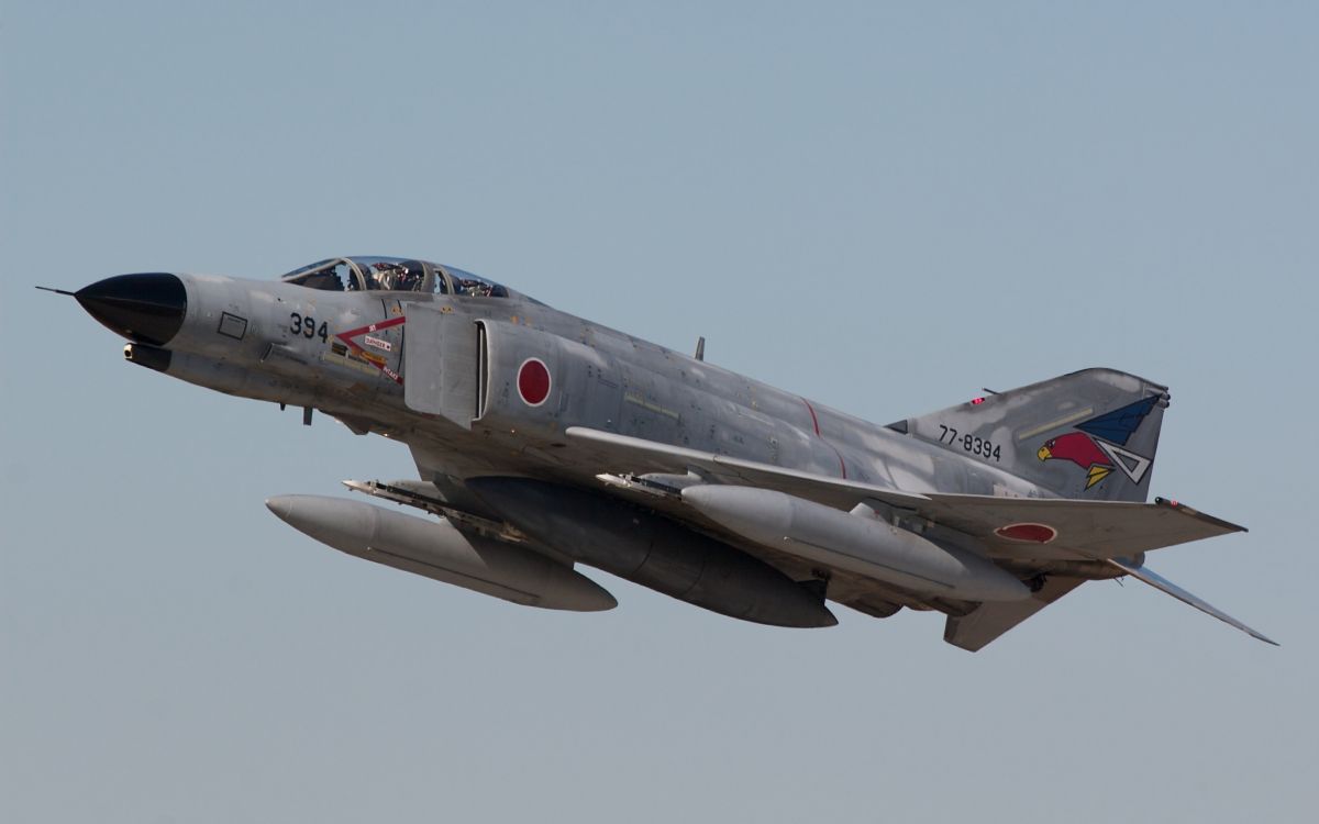 gray fighter jet in mid air