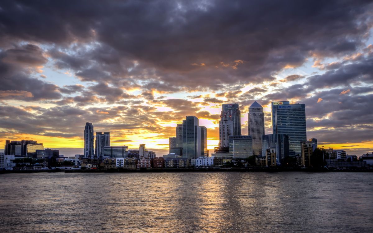 Skyline Der Stadt Über Gewässer Bei Sonnenuntergang. Wallpaper in 2560x1600 Resolution