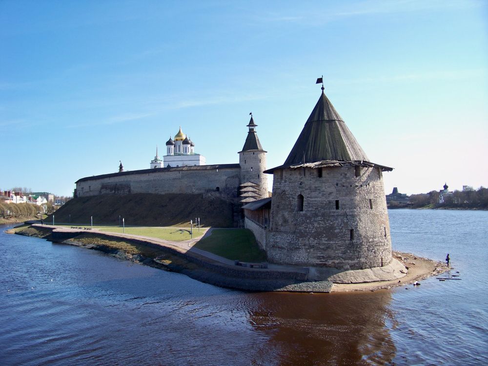 Graues Betongebäude in Der Nähe Eines Gewässers Tagsüber. Wallpaper in 3000x2250 Resolution