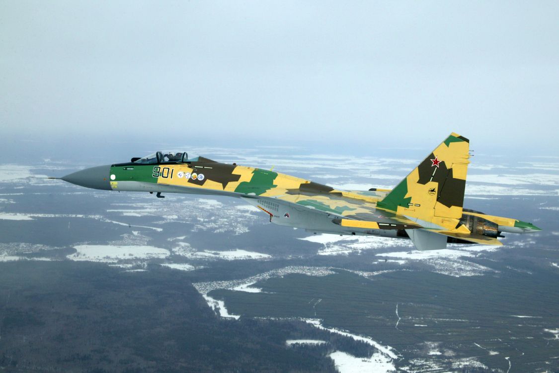 Avión de Combate Verde y Amarillo en el Aire Durante el Día. Wallpaper in 3543x2362 Resolution