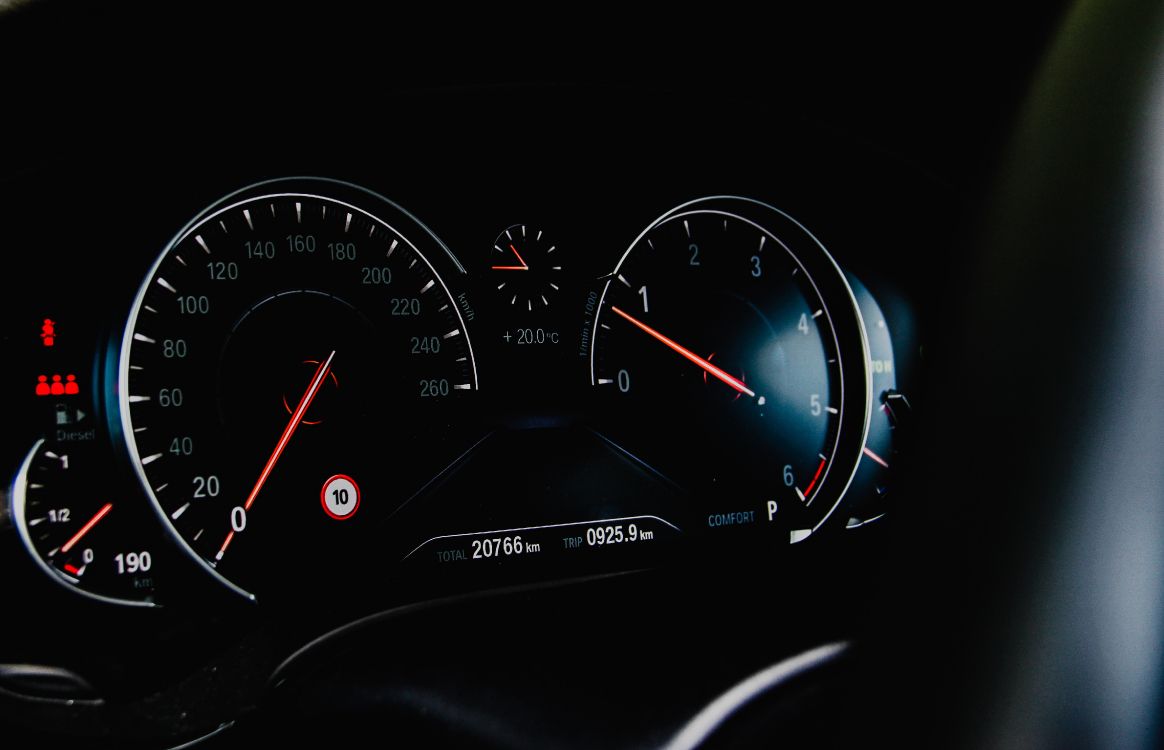 Schwarzes Auto Instrumententafel-Cluster. Wallpaper in 4715x3036 Resolution