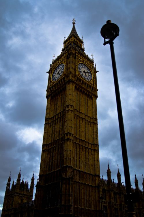 Big Ben Tagsüber Bei Bewölktem Himmel. Wallpaper in 3056x4592 Resolution