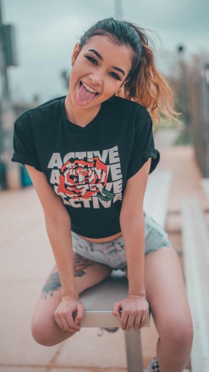 Belleza, Camiseta, Articulación, Piel, Sonrisa. Wallpaper in 759x1350 Resolution