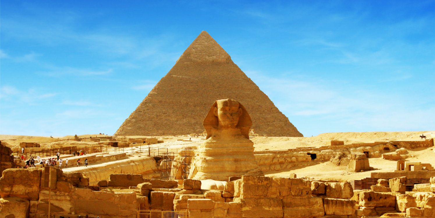 Pirámide de Giza Bajo un Cielo Azul Durante el Día. Wallpaper in 3504x1757 Resolution