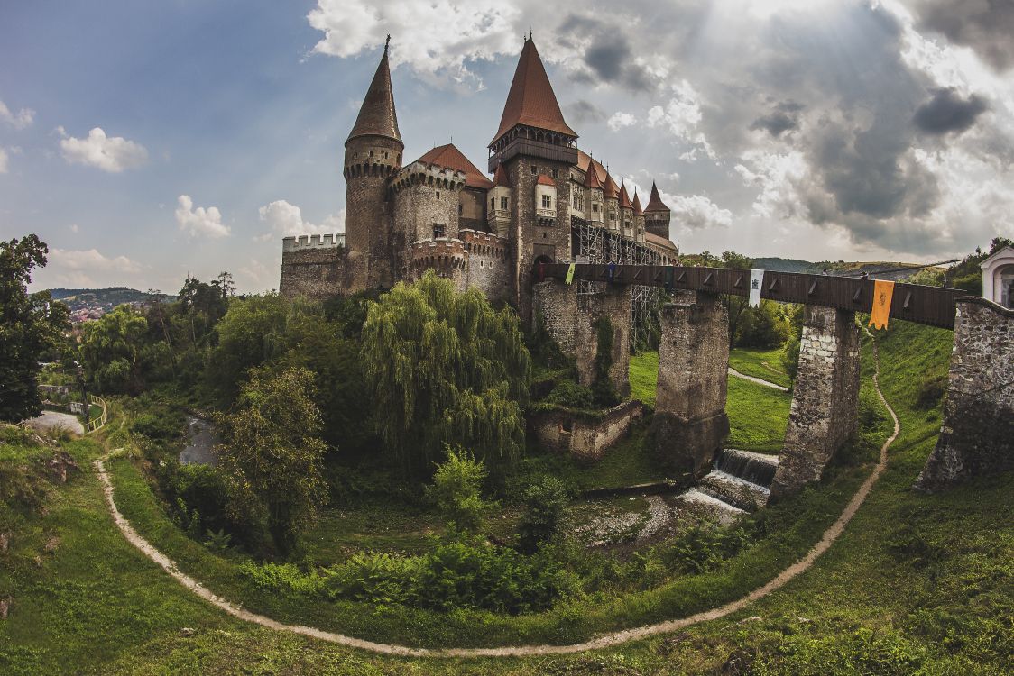 Château de Béton Brun et Gris Sous Ciel Nuageux Pendant la Journée. Wallpaper in 5080x3387 Resolution
