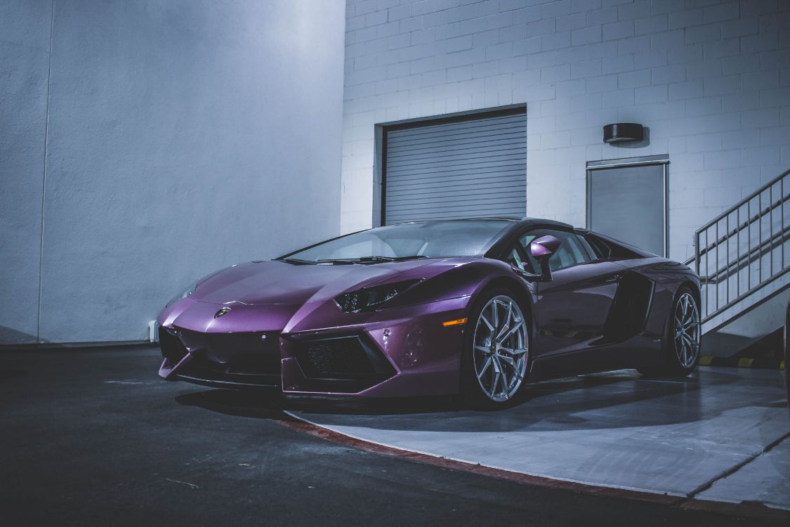 Ferrari 458 Italia Púrpura Estacionado Cerca de la Pared Blanca. Wallpaper in 4272x2848 Resolution