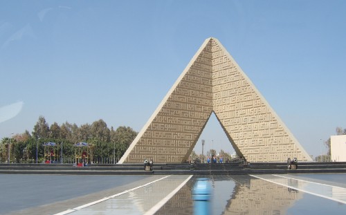 Image brown pyramid under blue sky during daytime