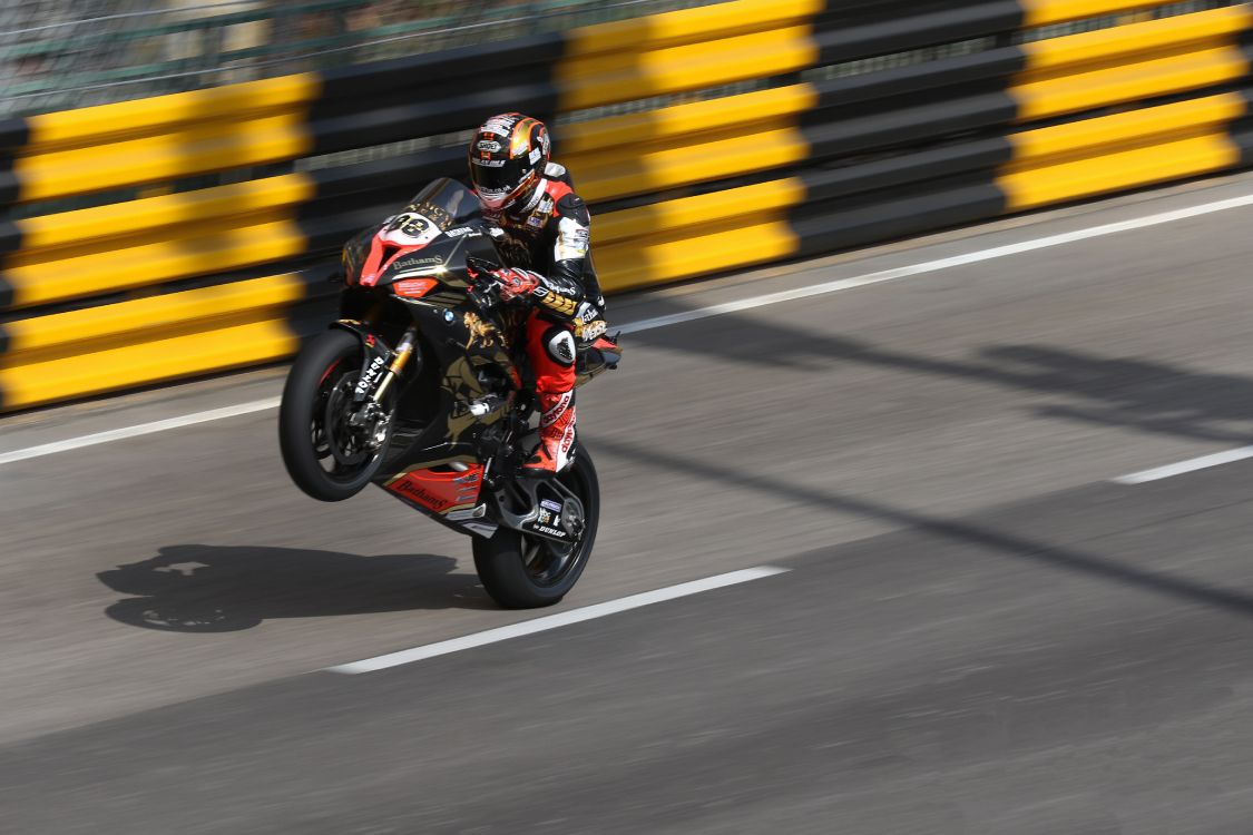 Homme en Noir et Blanc Casque Moto Sur Route Pendant la Journée. Wallpaper in 4686x3124 Resolution