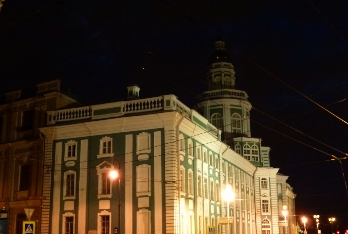 Weißes Betongebäude Während Der Nacht. Wallpaper in 2973x2000 Resolution