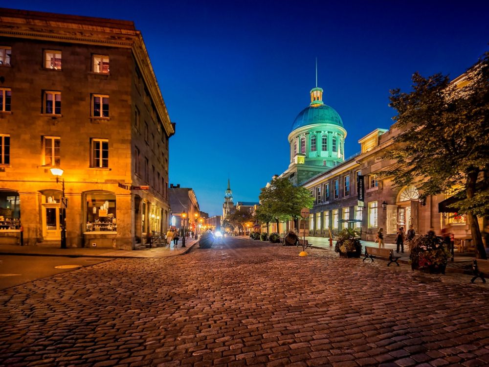 Leute, Die Nachts Auf Der Straße in Der Nähe Eines Braunen Betongebäudes Gehen. Wallpaper in 2048x1536 Resolution