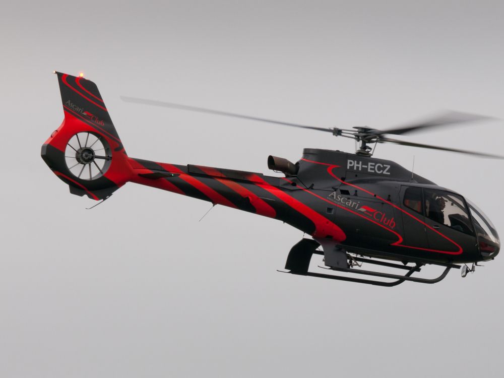 Rot-schwarzer Hubschrauber in Der Luft. Wallpaper in 2048x1536 Resolution