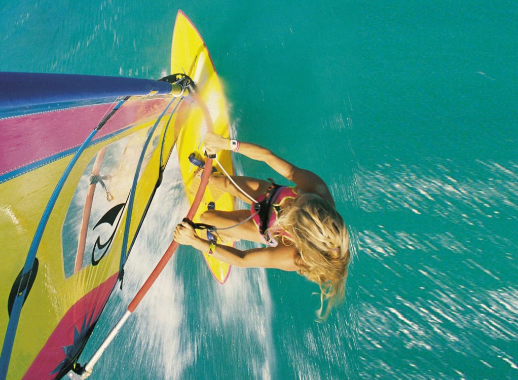 Femme en Combinaison de Plongée Jaune et Bleu Équitation Planche de Surf Jaune et Bleu. Wallpaper in 1920x1408 Resolution