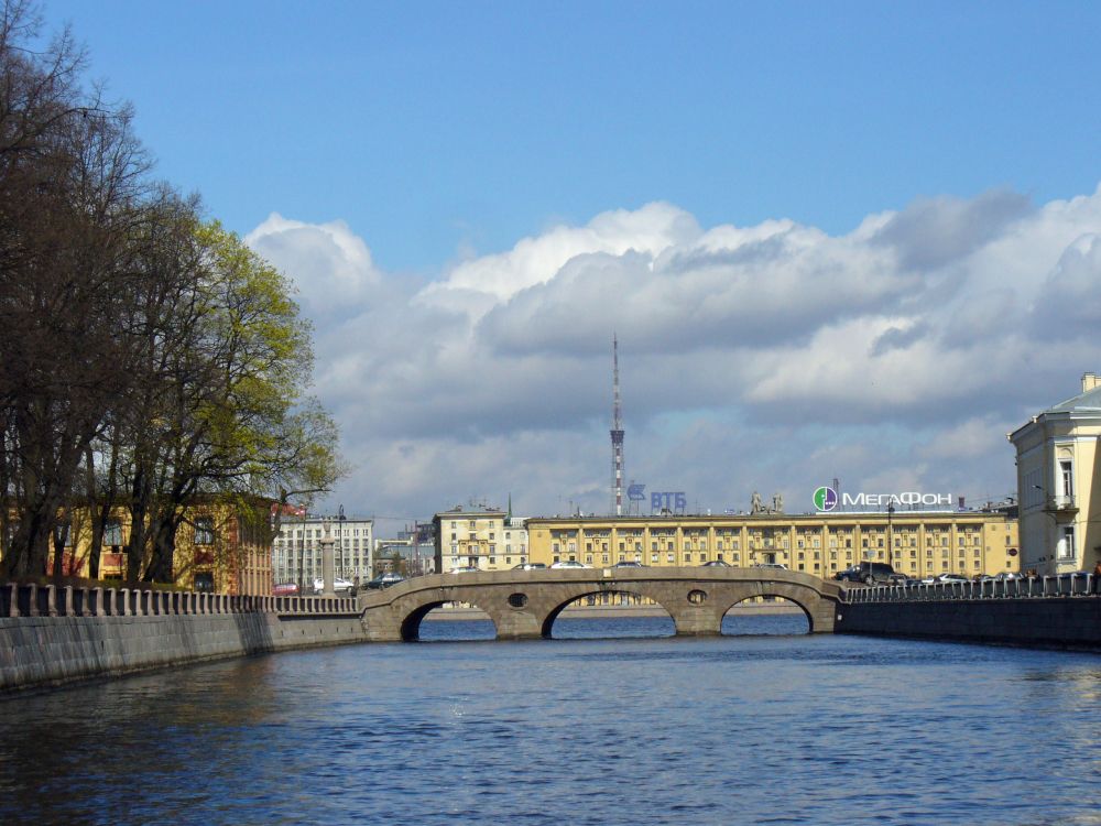 Pont en Béton Blanc Sur la Rivière Sous Ciel Bleu Pendant la Journée. Wallpaper in 2560x1920 Resolution