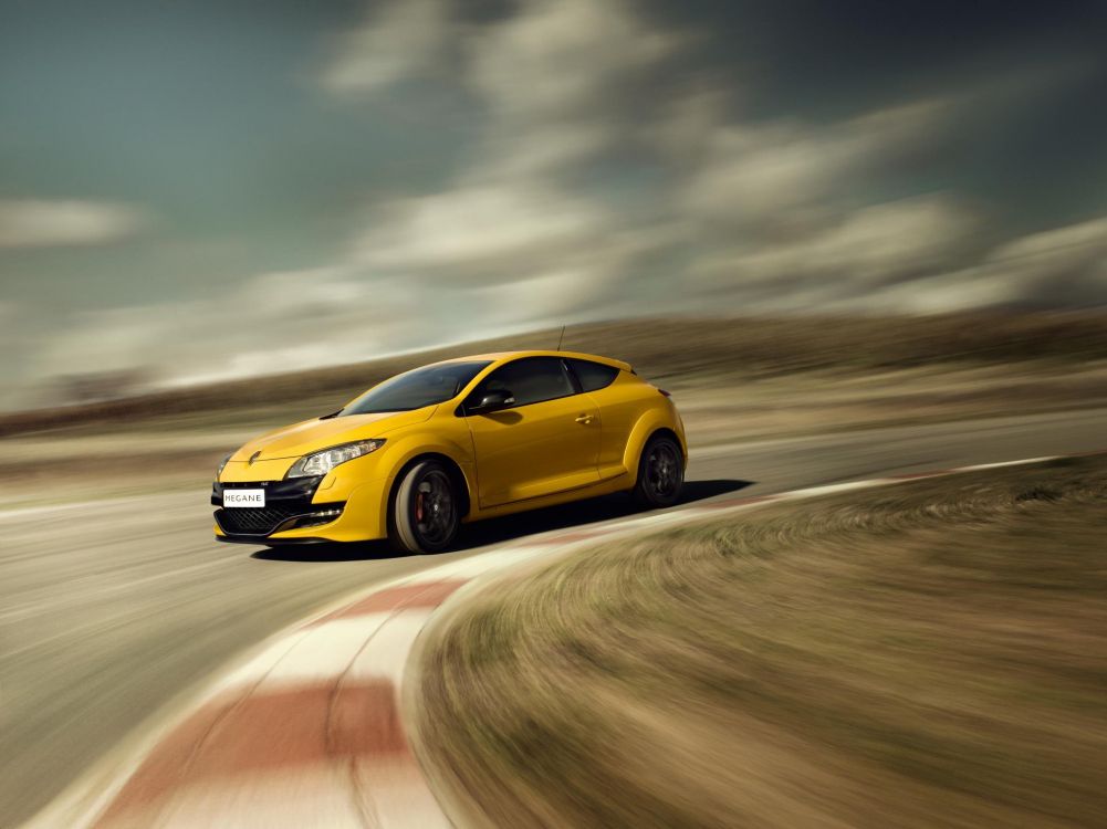 Porsche 911 Amarillo en la Carretera. Wallpaper in 2048x1533 Resolution